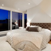 Спальня в белых тонах