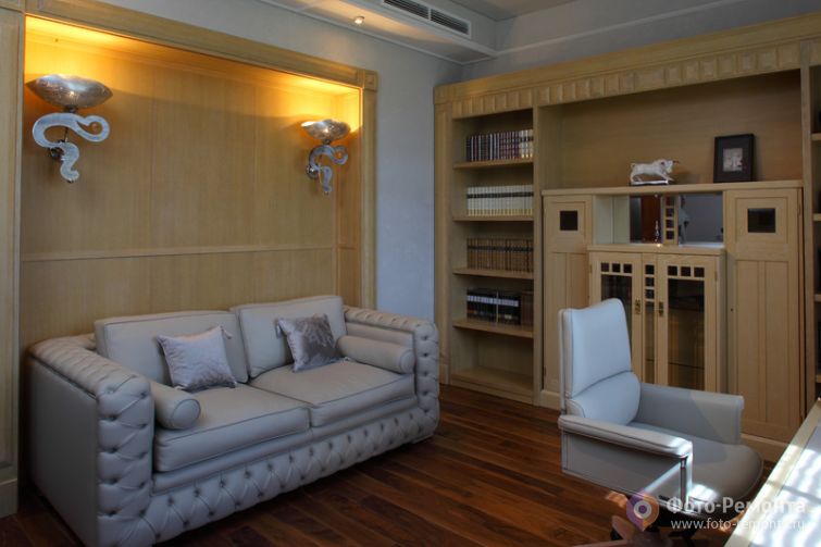 Бежевый домашний кабинет