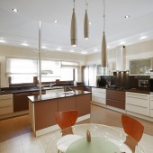 Большая кухня в нежных тонах