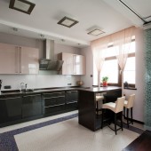 Большая кухня с барной стойкой