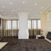 Скульптура дерева в спальне