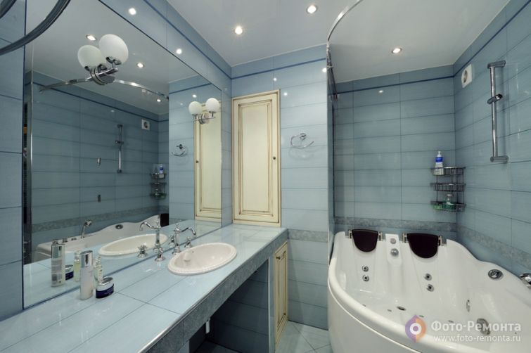  Дизайн ванной комнаты с синей плиткой