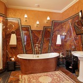 Ванная с мраморной плиткой
