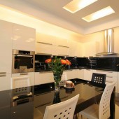 Белая кухонная мебель