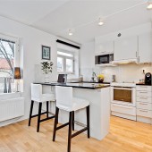 Небольшая кухня с барной стойкой