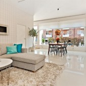 Гостиная, вид на кухню и столовую