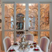 Витражные двери в столовой