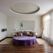 Спальня с круглой кроватью
