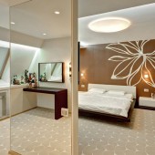 Бело-коричневая спальня