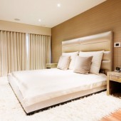 Спальня в теплых тонах