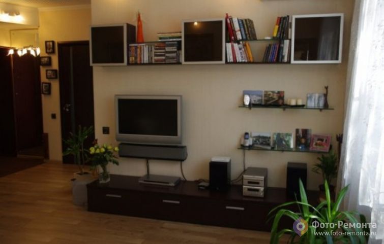 Совмещение прихожей и гостиной