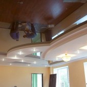 Комбинированный потолок в гостиной