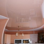 Глянцевый натяжной потолок на кухне, фото 12