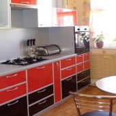 Цвет в интерьере: красные кухни