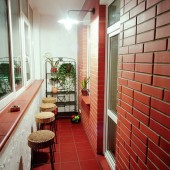 Интерьер балкона в красном цвете, фото 4