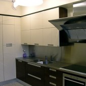 Встроенный кухонный шкаф