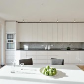 Совмещенная белая кухня