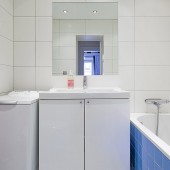 Бело-синяя ванная комната