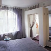 Большое зеркало в спальне