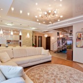 Интерьер гостиной, столовой и кухни