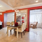 Столовая зона в бежевых и красных тонах