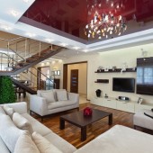 Гостиная и лестница на второй этаж