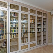 Встроенный книжный шкаф в гостиной