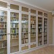Встроенный книжный шкаф в гостиной