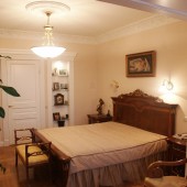 Спальня в светлых тонах