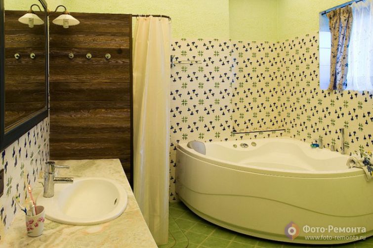 Интерьер ванной комнаты большого размера