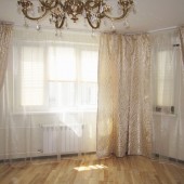 Светлые шторы в гостиной - фото 11