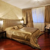 Спальня в золотых тонах