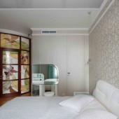 Витражная стена в спальне