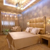 Красивая спальня в теплых тонах