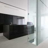 Черная кухонная мебель