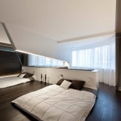 Зеркальная стена в спальне