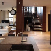 Гостиная и лестница на второй этаж