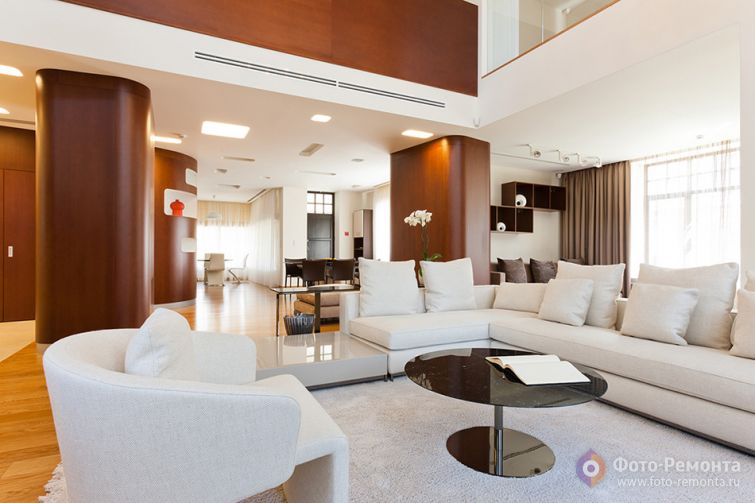 Интерьер дома в коричнево-белых тонах