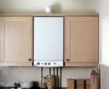 Газовая колонка между шкафчиками 