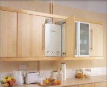 Газовая колонка, прикрытая дверцей