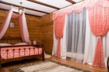 Розовые шторы в спальне