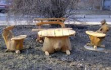 Садовые стулья и стол из пеньков
