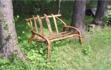 Садовая скамья из жердей