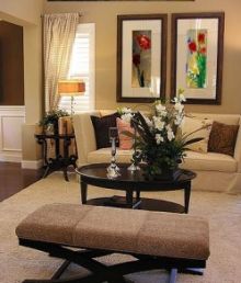 Две картины над диваном в гостиной