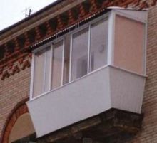 Пластиковые панели в обшивке балкона