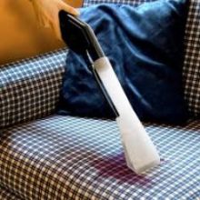 Чистка мебели - один из этапов уборки квартиры