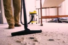 Избавиться от пыли и мелкого мусора можно при помощи пылесоса