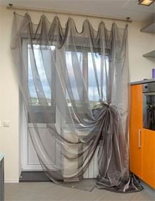 Удобно присобранные шторы на кухне