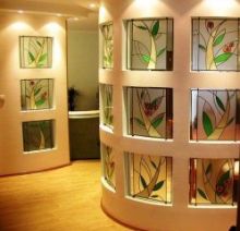 Витражные стекла в нишах