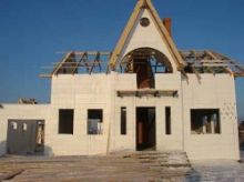 P отличается использованием небольших щитов из пенопласта, оклеенных с двух сторон OSB, ОСП и изготовленных в заводских условиях.
Немецкая технология. Стеновые щиты производятся только на заводах. Там же осуществляется прокладка коммуникаций и теплоизоляции, установка окон, первичная отделка стен. Доставка и установка таких каркасных домов требует специальных грузоподъемных и монтажных машин.
IКаркасный дом в процессе строительства